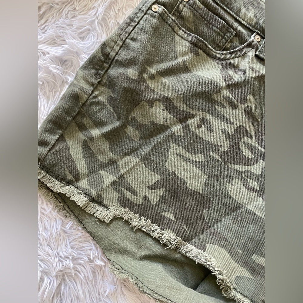 Levi’s Camo Mid Rise Shorts - Picture 2 of 9
